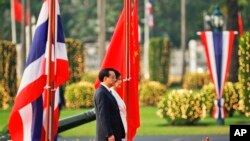 2013年10月李克强总理访问泰国，和泰国总理英拉在欢迎仪式上。