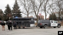 Petugas kepolisian tampak di luar Molson Coors Brewing Co, di Milwaukee, menyusul penembakan massal di tempat itu, Rabu, 26 Februari 2020.