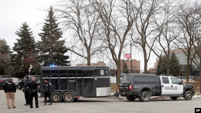 Cảnh sát làm việc bên ngoài công ty bia Molson Coors
tại Milwaukee, tiểu bang Wisconsin, hiện trường của vụ nổ súng ngày 26/2/2020.