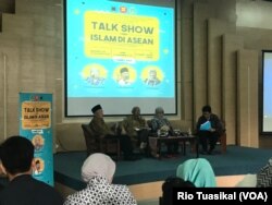 (Kiri ke kanan) Ketua MUI Bandung Miftah Faridl, ahli studi Islam Azyumardi Azra, dan dosen komunikasi Unisba Ani Yuningsih berbicara dalam bincang-bincang "Islam di ASEAN" di kampus Unisba, Bandung, Senin (10/12/2018) pagi. (Foto: Rio Tuasikal/VOA)