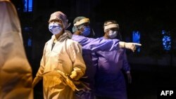 quarantine စင္တာမွ ဆရာ၀န္မ်ား (Photo by Ye Aung THU / AFP)