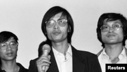 封从德（中）等学运领袖在1989年6月。