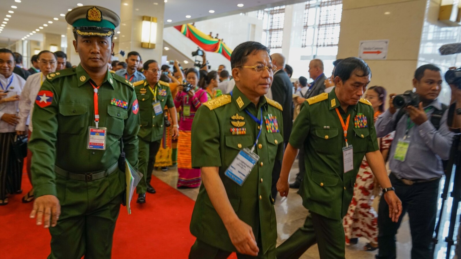 Myanmar Commander in Chief Min Aung Hlaing arrives at peace talks in Naypyitaw, May 24, 2017. (A. N. Soe for VOA)