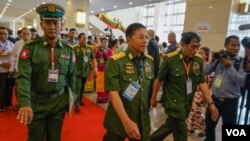 Myanmar Commander in Chief Min Aung Hlaing arrives at peace talks in Naypyitaw, May 24, 2017. (A. N. Soe for VOA)