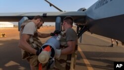 Soldados franceses cargan con proyectiles uno de los drones no tripulados con los que realizan operativos contra el EI en Mali.