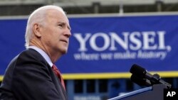 El vicepresidente estadounidense Joe Biden habla en la Universidad de Yonsei, en Seúl.