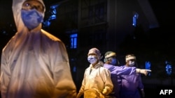 ရန်ကုန်မြို့ရှိ Quarantine စင်တာတခုမှာ လုပ်အားပေးနေတဲ့ စေတနာ့ ဆရာဝန်တချို့ (မေ ၀၈၊ ၂၀၂၀)