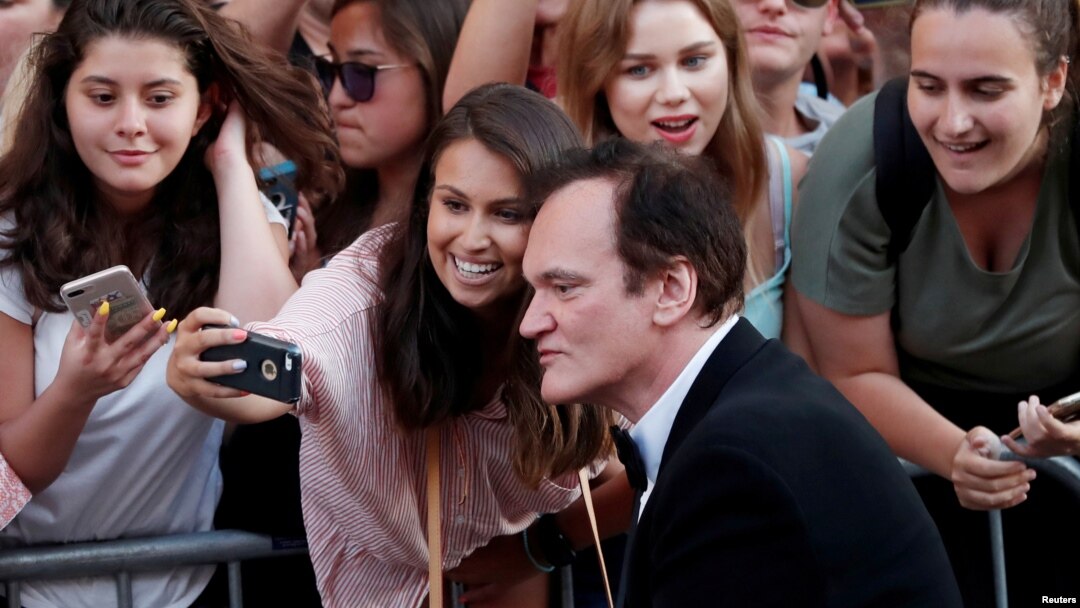 El director Quentin Tarantino rodeado de fans en la Premiere de "Once Upon a Time In Hollywood". Los Angeles, California. 22-7-19. REUTERS/Mario Anzuoni.