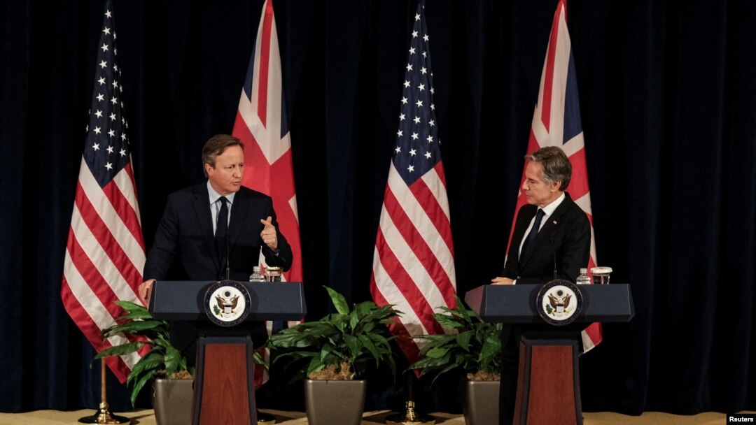 Američki državni sekretar Entoni Blinken i šef britanske diplomatije Dejvid Kameron na konferenciji za novinare u Vašingtonu. (Foto: REUTERS/Michael A. McCoy)