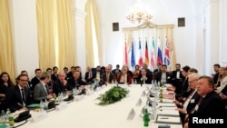 资料照片：伊朗首席谈判代表阿巴斯·阿克拉奇与欧盟对外行动署秘书长黑尔加·施密特在澳大利亚维也纳参加联合全面行动计划联合委员会会议。(2019年6月28日)
