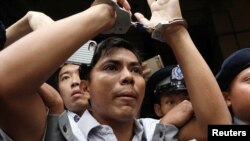 Dos reporteros de la agencia Reuters en Myanmar fueron condenados en septiembre de 2018 a siete años de cárcel cada uno por supuestamente violar la Ley de Secretos Oficiales. Su trabajo descubrió atrocidades cometidas por militares en el estado de Rakhine.