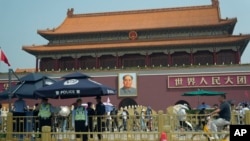 Petugas polisi menjaga Gerbang Tiananmen di Beijing, Selasa, 4 Juni 2024. (Foto: AP)