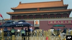 Agentes de policía vigilan la puerta de Tiananmen, en Beijing, el 4 de junio de 2024. 