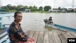 Pheav Soriya, 52, is a fish dealer in Bak Prea and a mother of five. She said of her Bak Prea village that “here in this place, I tell you frankly, our hope lies in water,” in Battambang province, on September 26, 2021. (Khan Sokummono/VOA Khmer)