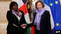 La ministre de la Défense de la République centrafricaine, Marie-Noël Koyara (à g.), avec son homologue française, Florence Parly, à Paris, le 10 novembre 2017.