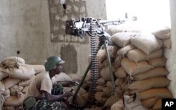 Un soldat de l'AMISOM en position de combat dans le sud de Mogadiscio, le 14 février 2012