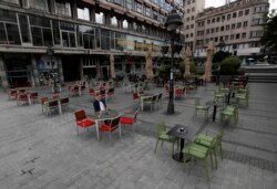Fotografije praznih kafića u centru Beograda, 4. maja 2020, u vreme trajanja vanrednog stanja, polako postaju prošlost. (AP Photo/Darko Vojinović)