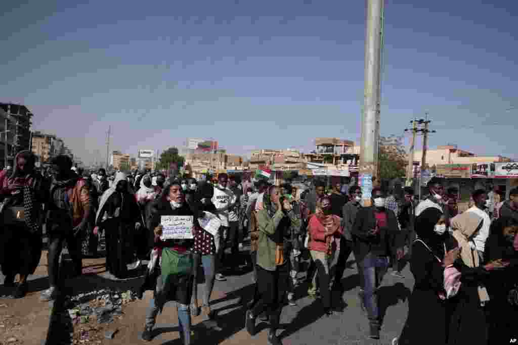 Sudanın təhlükəsizlik qüvvələri tərəfindən onlarla insanın öldürülməsinə qarşı keçirilən nümayiş zamanı insanlar Xartum şəhərində şüarlar səsləndirib