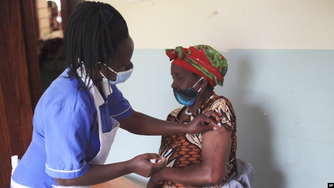 Umuforomakazi ariko aratera umukenyezi urucanco rwa COVID-19 rwa AstraZeneca kw'ivuriro ry'i Butanda mu burengero bwa Uganda, kw'itariki ya 27/04/2021.