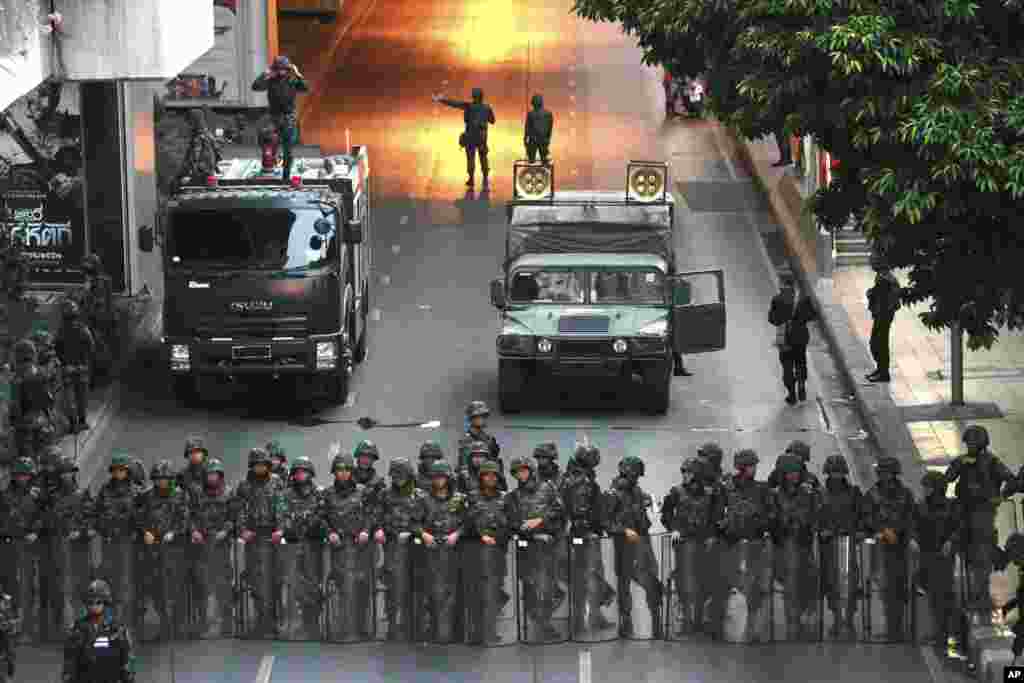 Tentara Thailand mengamankan jalan dekat Monumen Kemenangan di Bangkok (26/5).&nbsp;(AP/Wason Wanichakorn)