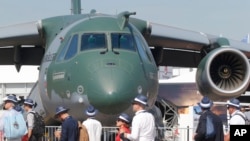 Um KC-390 no Show Aéreo de Paris, Junho, 2017. 