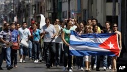 Los disidentes cubanos han protestado en las calles de La Habana pidiendo la liberación de los presos políticos.