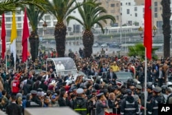 El papa Francisco y el rey Mohammed VI conducen en vehículos separados a la explanada de la mezquita de la torre Hassan durante la visita del pontífice a Rabat, Marruecos, el sábado 30 de marzo de 2019.