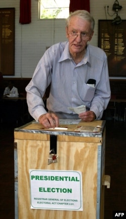 FILE: Ian Smith, the last white leader of Rhodesia, now Zimbabwe, casts his vote in Harare 10 March 2002. He said that he was voting for the Movement for Democratic Change (MDC) becouse that is what the people of Zimabwe want.