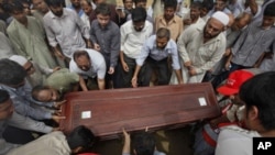 Relatives and colleagues carry the casket of Pakistani journalist Saleem Shahzad for burial after funeral prayers in Karachi, June 1, 2011