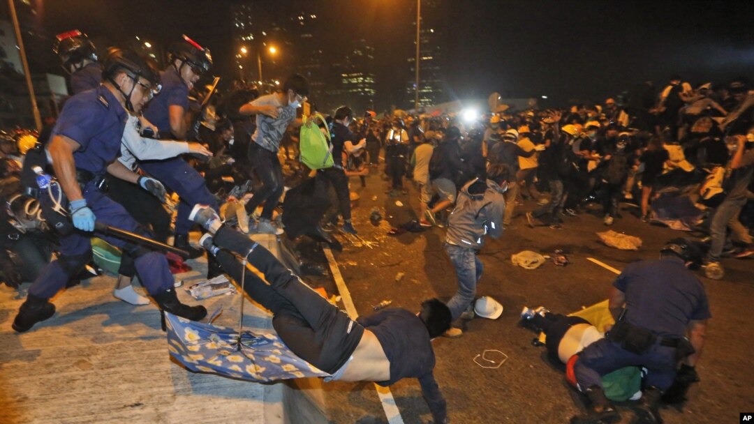 Sukob demonstranta i policije u Hong Kongu