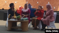 Para narasumber dalam acara diskusi "Rumpi Kebaya" bersama Ibu Iriana Jokowi, di Istora Senaya, Jakarta, Selasa, 8 Oktober 2019. (Foto: VOA/Ghita).