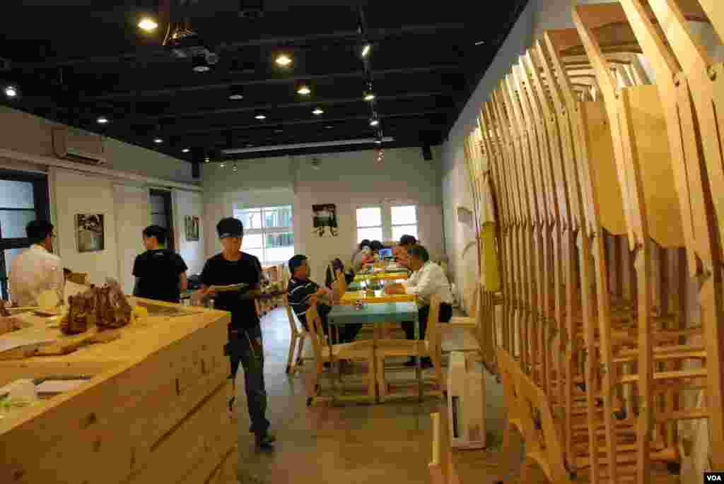 Kafe Tim Wong juga berfungsi sebagai studio desain di Taipei. (VOA/Iris Tong)