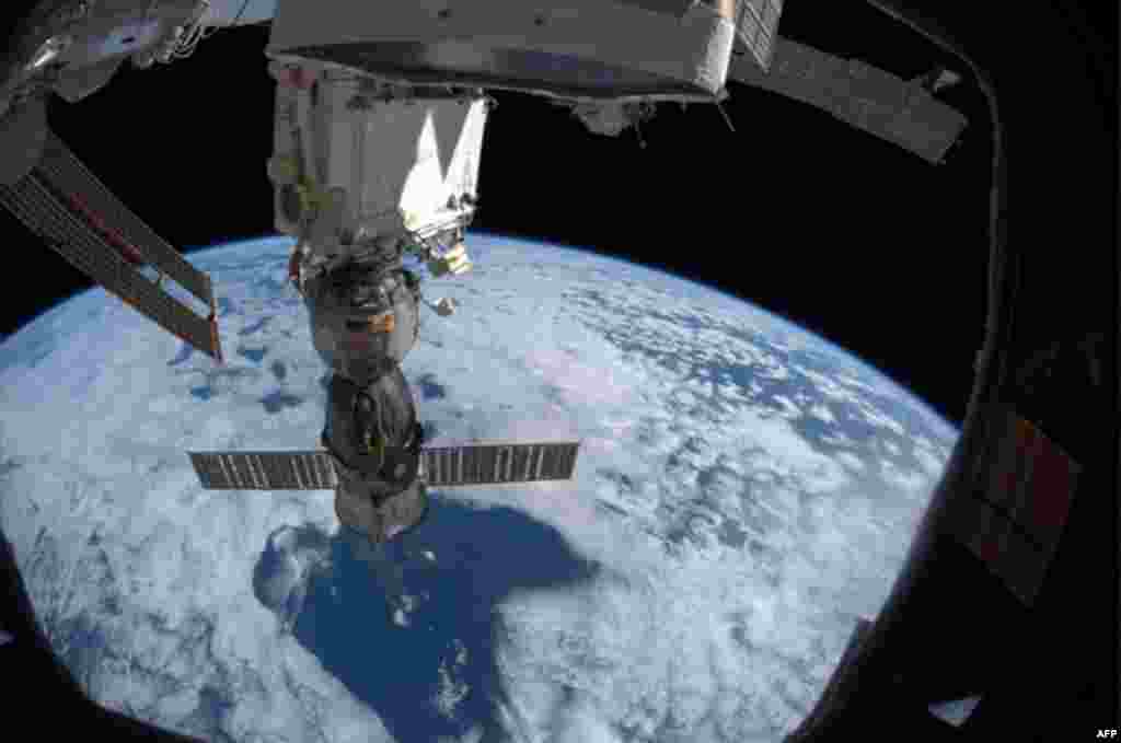 Вид космического корабля «Союз» с МКС на фоне Земли