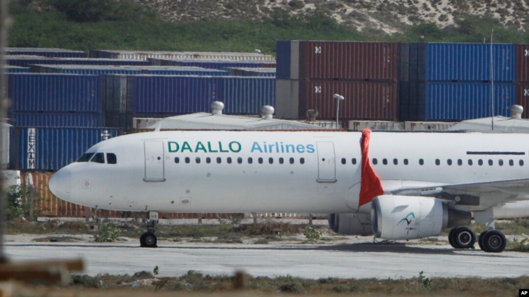 Pesawat milik Daallo Airlines dipaksa mendarat darurat Selasa petang, tampak terparkir di sebuah bandara di Mogadishu, Somalia, Rabu, 3 Februari 2016 (foto: AP Photo/Farah Abdi Warsameh)
