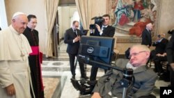 El papa Francisco saluda al físico Stephen Hawking durante una audiencia con participantes en una sesión plenaria de la Academia Pontificia de las Ciencias en el Vaticano. 