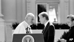 Na ovoj fotografiji iz datoteke od 6. listopada 1979. Predsjednik Jimmy Carter, desno, razgovara s papom Ivanom Pavlom II. u Bijeloj kući u Washingtonu. (AP fotografija, datoteka)