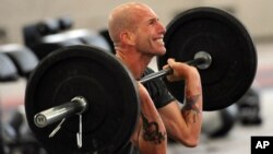 El sargento Marcus McClain, de las tropas especiales, participa en un programa de CrossFit en la base de Elmendorf-Richardson, Alaska.