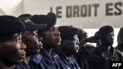 Ba policiers na bosambisami ya Folribert Chebeya na boloko bonene ya Makala na Kinshasa, 17 septembre 2015.