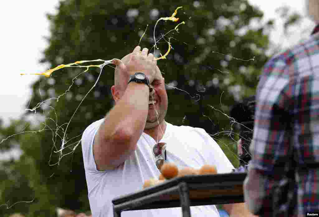 Seorang pria kalah dalam permainan Russian Egg Roulette dalam Kejuaraan Lempar Telur Dunia dan Hari Vintage di Swaton, Inggris.