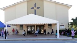 Warga antre untuk mengikuti tes Covid-19 di sebuah gereja di Lake Worth, Florida 5 Mei 2020 lalu (foto: ilustrasi).