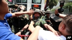 Thai soldiers scuffle with protesters during an anti-coup demonstration in Bangkok, Thailand, May 25, 2014. 