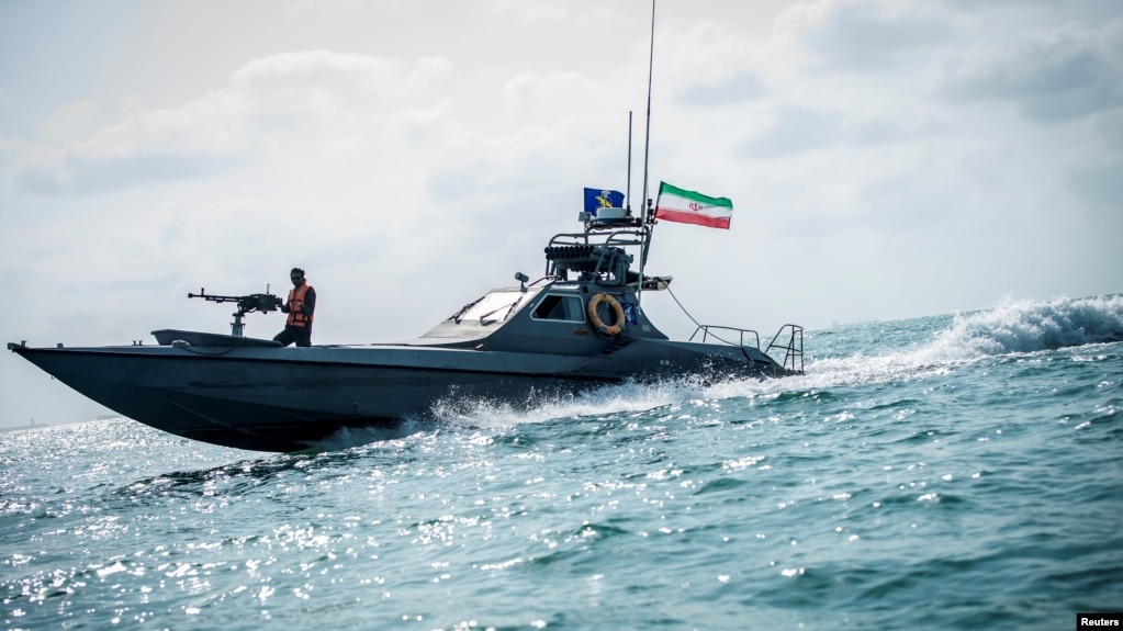 资料照片：伊朗革命卫队的一艘快艇行驶在波斯湾（2019年8月22日）(photo:VOA)