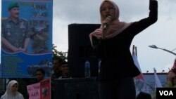 Seorang aktivis Aceh berorasi dalam peringatan hari HAM Internasional di Banda Aceh (10/12). 