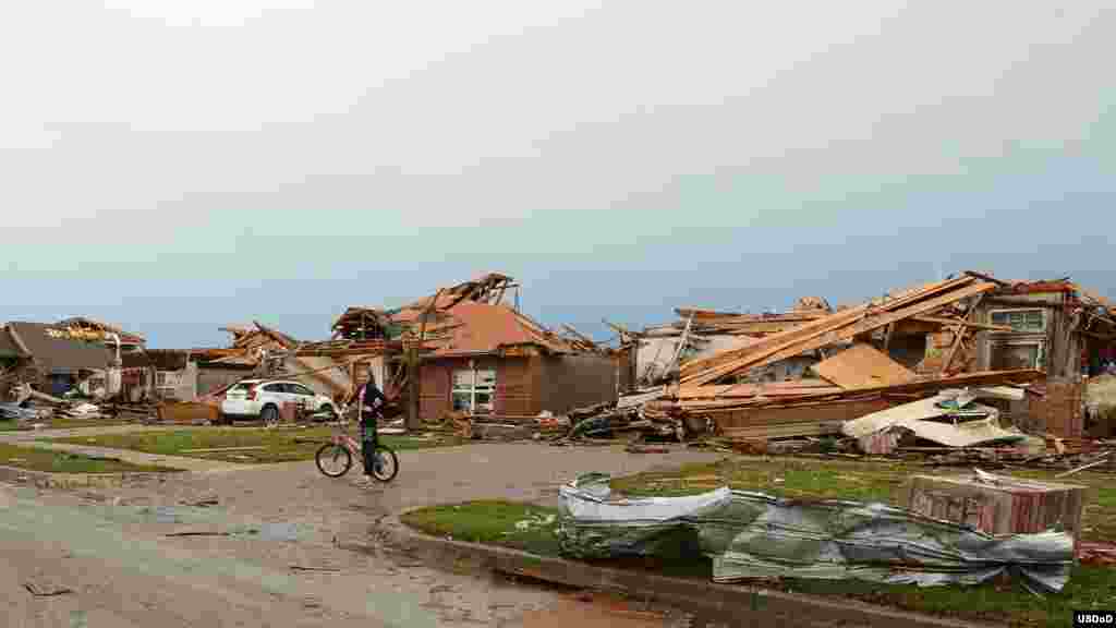 Djevojčica ispred ostataka kuća nakon prekjučera&scaron;njeg naleta tornada kroz Moore, američka savezna država Oklahoma. (US Air National Guard Photo by Tech. Sgt. Roberta A. Thompson)