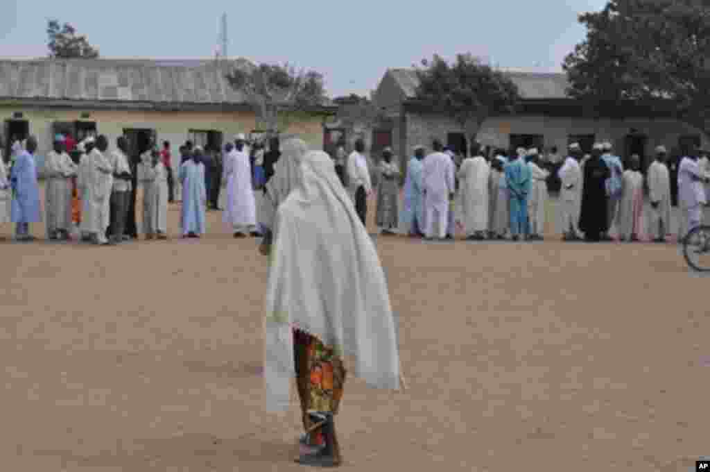 Masu zabe sun yi layi domin tantancewa a Hotoron Kudu a Kano