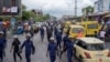 Escorte policière lors d'une manifestation antigouvernementale dans le quartier Ngiri-ngri de Kinshasa, le 3 novembre 2021.