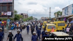 ARCHIVES - Escorte policière lors d'une manifestation antigouvernementale dans le quartier Ngiri-ngri de Kinshasa, le 3 novembre 2021.