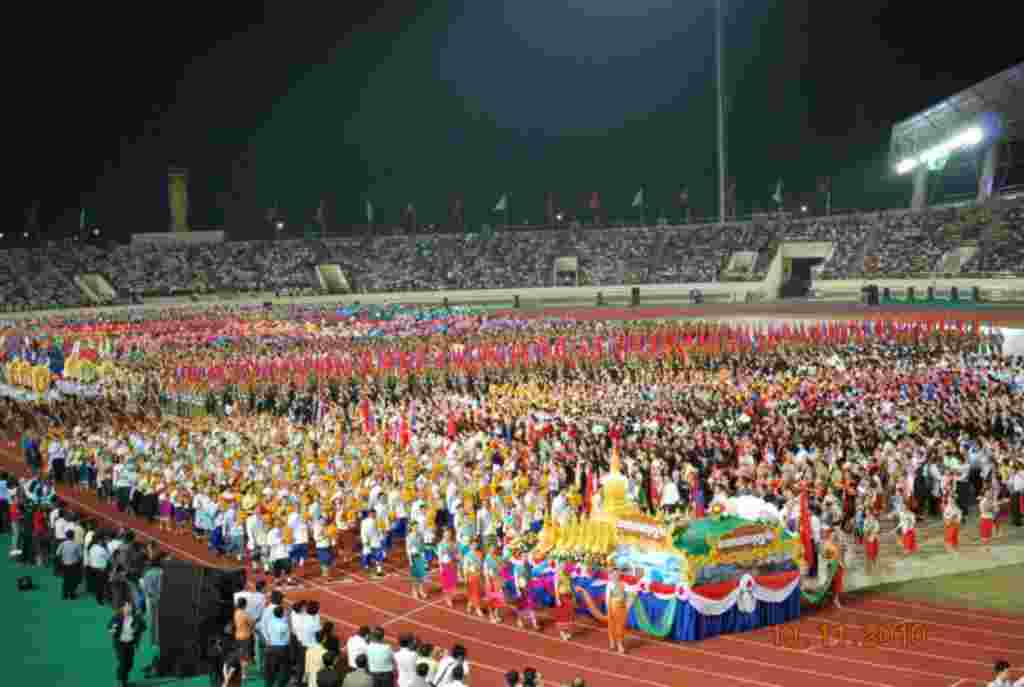 ງານສະເຫລີມສະຫລອງການສະຖາປະນາ ນະຄອນຫລວງວຽງຈັນ ຄົບຮອບ 450 ປີ, ຄືນວັນທີ 19 ພະຈິກ. ທີ່ສະໜາມກິລາໃໝ່ແຫ່ງຊາດ.