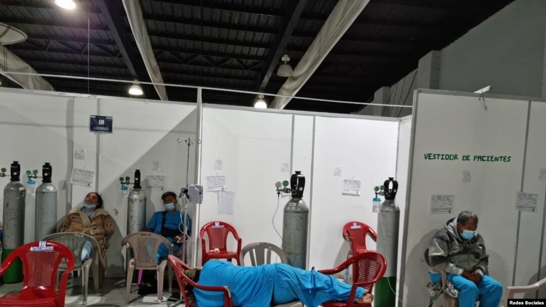 Foto tomada de las redes sociales muestra a pacientes en el Hospital Temporal del Parque de la Industria, en la Ciudad de Guatemala, en sillas plásticas o algunos en el suelo, todos conectados a oxígeno. 