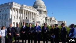 众议院中国问题特别委员会在国会山举行两党联合新闻发布会，纪念1989年天安门广场屠杀。(2026年6月4日，美国之音李逸华摄)